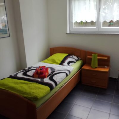Schlafzimmer mit Einzelbett, zweite Schlafgelegenheit nach Absprache möglich